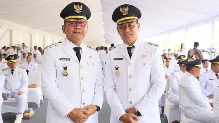 I Nyoman Sutjidra dan Gede Supriatna resmi dilantik sebagai Bupati dan Wakil Bupati Buleleng, Kamis (20/2/2025). (Foto: Dok. Istimewa)