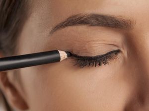 Video: Tutorial Bikin Tightline Eyeliner untuk Pemula