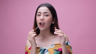 Cara Pakai Lipstik Agar 10 Kali Lebih Tahan Lama Menurut Makeup Artist
