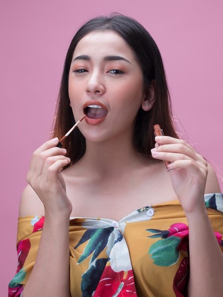 Cara Pakai Lipstik Agar 10 Kali Lebih Tahan Lama Menurut Makeup Artist