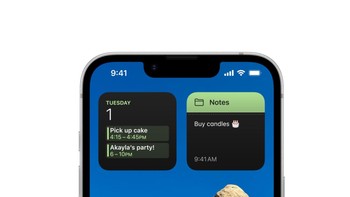 Bagian atas terdapat notch yang menjadi rumah bagi sensor Face ID yang andal serta kamera selfie 12 MP untuk mendukung aktivitas selfie dan panggilan video dengan hasil yang tajam dan jernih. Foto: Apple