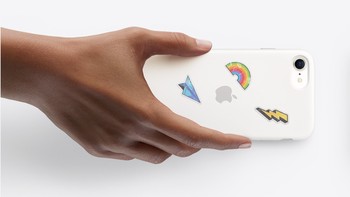 Apple juga menyediakan aksesori pelengkap berupa case silicon. Foto: Apple
