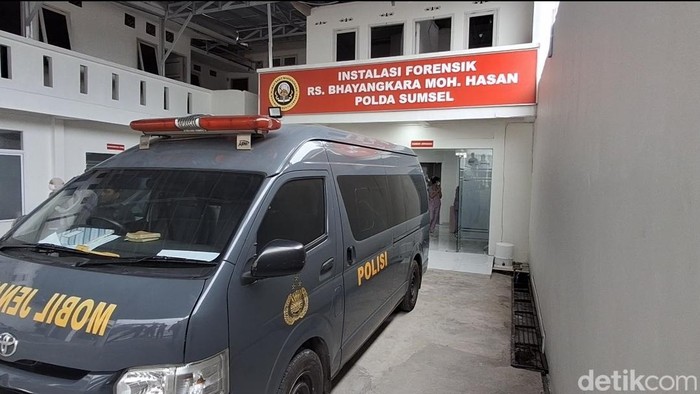Jasad pria di Palembang yang ditemukan tewas saat dibawa ke ruang Forensik RS Bhayangkara Palembang