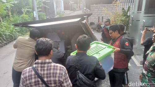 Kejati menggeledah salah satu kantor perusahaan properti yang berlokasi di Desa Penglatan, Kecamatan/Kabupaten Buleleng, Bali Selasa (20/2/2025) sore.