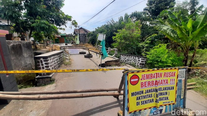 Jembatan penghubung antarkecamatan di Desa Sinomwidodo Kecamatan Tambakromo ambrol, Kamis (20/2/2025).