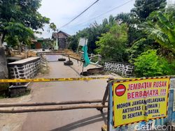 Jembatan di Tambakromo Pati Ambrol, Minibus dan Truk Harus Memutar 7 Km