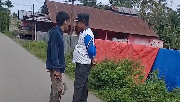 Kades Cisadane Ismail Amin (pakai topi) saat diancam pakai sabit oleh warganya.