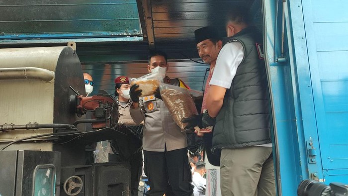 Kapolda Jawa Barat Irjen Akhmad Wiyagus pimpin pemusnahan narkoba di Bogor, Jabar, Kamis (20/2/2025).