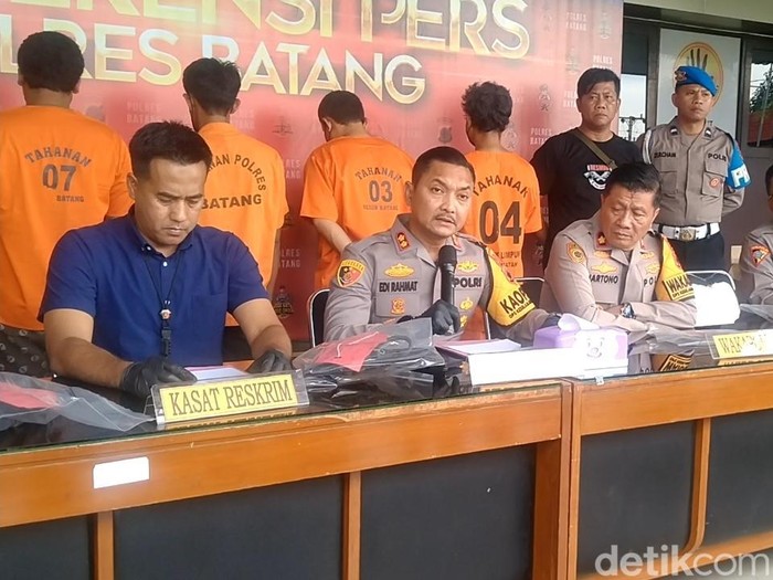 Kapolres Batang, AKBP Edi Rahmat Mulyana, saat konferensi pers kasus pencurian motor di Mapolres Batang, Kamis (20/2/2025).