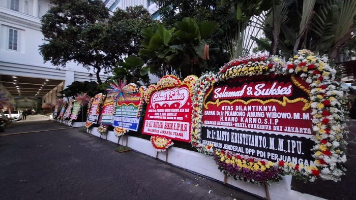 Karangan bunga ucapan selamat berjejer di Balai Kota Jakarta jelang pelantikan Pramono-Rano (Belia/detikcom)