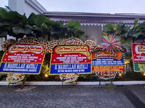 Karangan bunga ucapan selamat berjejer di Balai Kota Jakarta jelang pelantikan Pramono-Rano (Belia/detikcom)