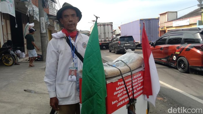 Katori pria lansia asal Desa Segeran Lor, Kecamatan Juntinyuat, Kabupaten Indramayu menuju Mekah untuk ibadah haji dengan bersepeda