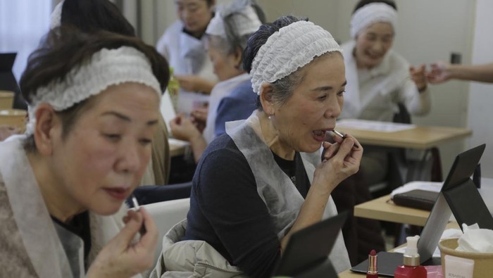 Kelas Makeup di Jepang Diikuti Lansia