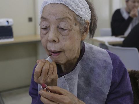 Kelas Makeup di Jepang Diikuti Lansia