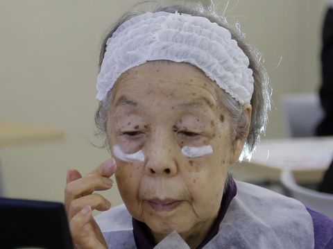 Kelas Makeup di Jepang Diikuti Lansia