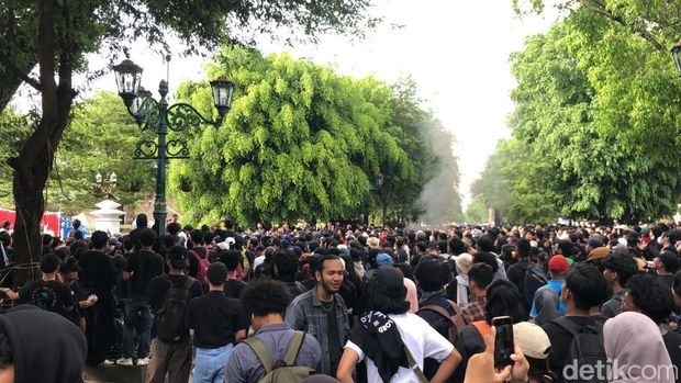 Kerumunan massa Jogja Memanggil di Titik Nol Km Jogja, Kamis (20/2/2025).