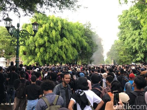 Kerumunan massa Jogja Memanggil di Titik Nol Km Jogja, Kamis (20/2/2025).