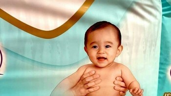 Tangannya lupa di-Photoshop. Foto: designfailures via Bored Panda  