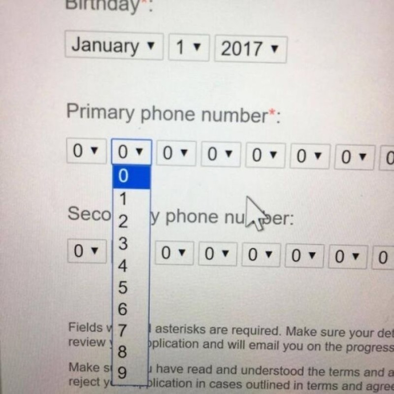 Desain menjadi elemen penting dalam hal marketing sampai citra perusahaan. Kalau sampai salah desain begini, kan jadi kocak, ya.