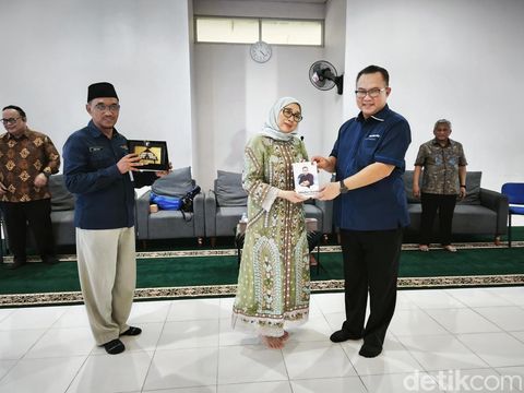 Ketua Yayasan SMA Unggulan CT Arsa Foundation, Anita Ratnasari Tanjung dan Rektor IPB, Prof Arif Satria, di SMA Unggulan CT Arsa Foundation Kabupaten Sukoharjo, Kamis (20/2/2025).