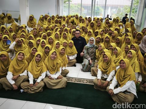 Ketua Yayasan SMA Unggulan CT Arsa Foundation, Anita Ratnasari Tanjung dan Rektor IPB, Prof Arif Satria, di SMA Unggulan CT Arsa Foundation Kabupaten Sukoharjo, Kamis (20/2/2025).
