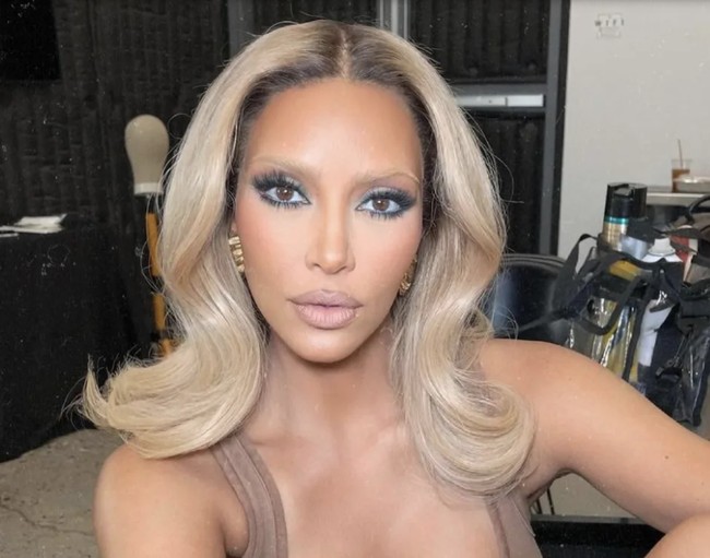 Meski Kim pertama kali mencoba alis pirang pada 2021 untuk pemotretan, tren ini terus dihidupkan kembali oleh para selebriti lainnya. Gaya platinum-nya menjadi inspirasi bagi banyak penggemar kecantikan untuk bereksperimen dengan tampilan alis bleaching. Foto: dok. Instagram