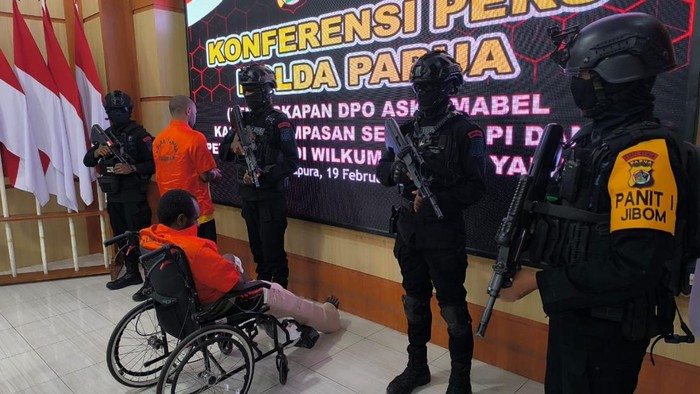 Konferensi pers penangkapan mantan polisi Akse Mabel yang jadi pimpinan KKB Yalimo di Mapolda Papua.