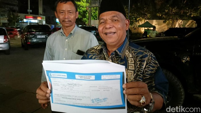 Kuasa hukum tersangka Kabag Humas DPRD Sumsel menunjukkan bukti setoran pengembalian uang ke BPKP