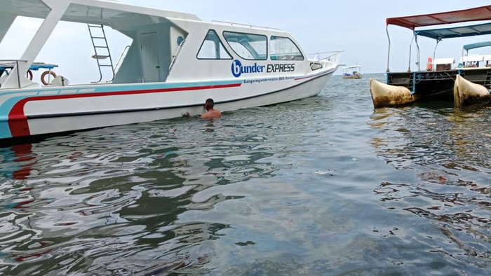 Laut Bangsring Banyuwangi tercemar cairan diduga oli