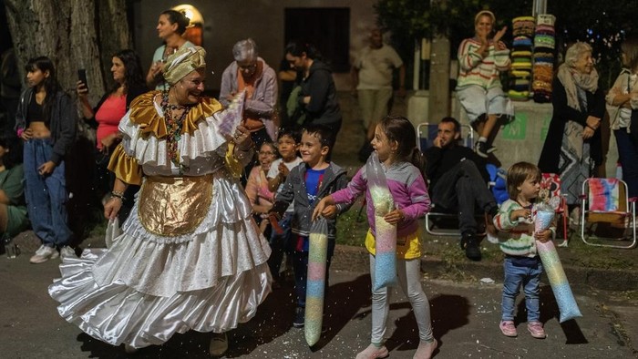 Lenggak-lenggok Penari Meriahkan Karnaval di Uruguay A candombe dancer performs with the public during a Carnival parade in Montevideo, Uruguay, Wednesday, Feb. 19, 2025. (AP Photo/Matilde Campodonico)