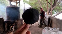 Sedangkan dari limbah kelapa yang berasal dari warung-warung di Bangring Underwater itu, 300 butir kelapa kemudian dibakar menjadi 70 kilogram arang.