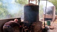 Dalam sehari dari pembakaran limbah kayu itu menghasilkan 90 kilogram arang.