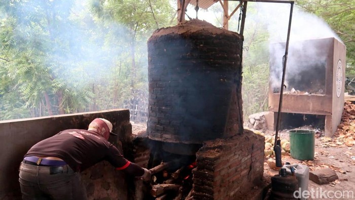 Limbah kayu dan batok kelapa di objek wisata Bangsring Underwater Banyuwangi disulap jadi arang bernilai jual. Limbah kayu dan batok kelapa di objek wisata Bangsring Underwater Banyuwangi disulap jadi arang bernilai jual.