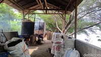 Hasil dari rumah pembakaran arang tersebut, kemudian dijual kembali disekitar lokasi.