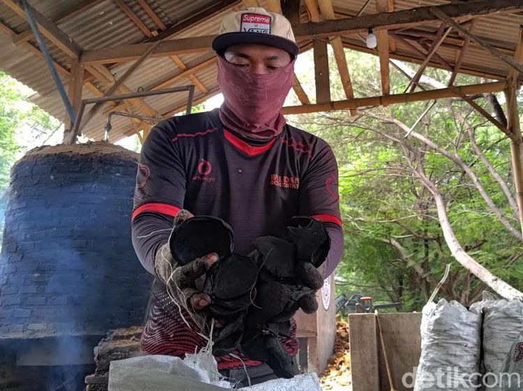 Pemanfaatan Limbah Batok Kelapa di Wisata Pantai Bangsring Banyuwangi