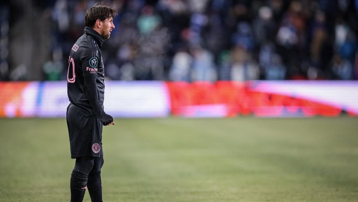 Feb 19, 2025; Kansas City, Kansas, USA; Inter Miami forward Lionel Messi (10) on the field during the first half against the Sporting Kansas City at Childrens Mercy Park. Mandatory Credit: William Purnell-Imagn Images