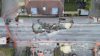 Lubang ambles atau sinkhole besar muncul di jalan utama Desa Godstone, Inggris tenggara, Senin (17/2025).  
