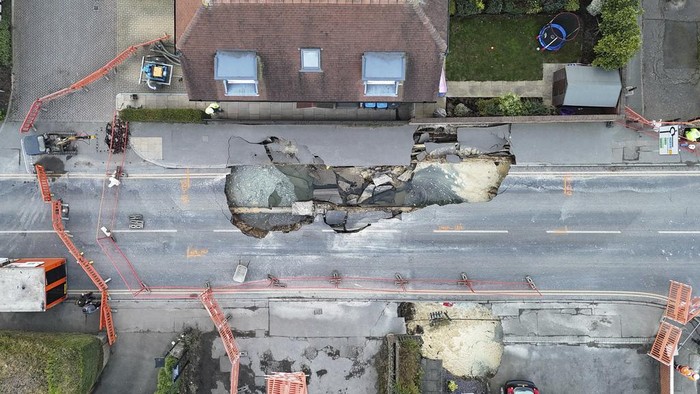 In this photo provided by Surrey Fire and Rescue Service on Wednesday, Feb. 19, 2025, a view of a large sinkhole, in Godstone, England. (Surrey Fire and Rescue Service via AP)