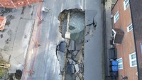 Hingga Rabu (19/2/2025), lubang runtuhan ini memanjang sampai 20 meter sehingga warga sekitar harus dievakuasi.   