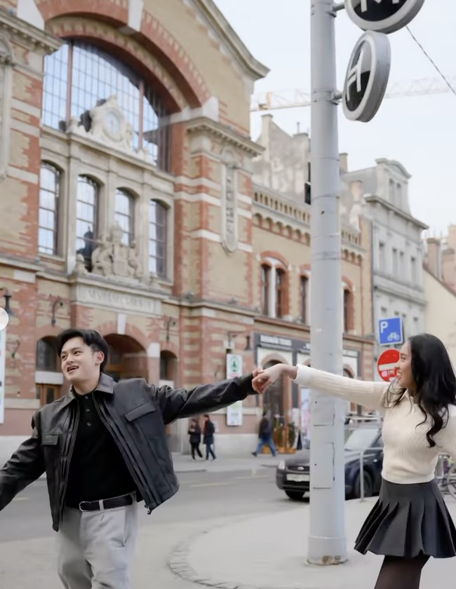 Budapest, kota yang dijuluki ‘Paris dari Timur,’ menjadi saksi bisu kemesraan Lyodra dan Randy. Dengan suasana kota yang klasik dan romantis, keduanya tampak menikmati waktu berkualitas bersama.  Foto: dok. Instagram @randymartinnn