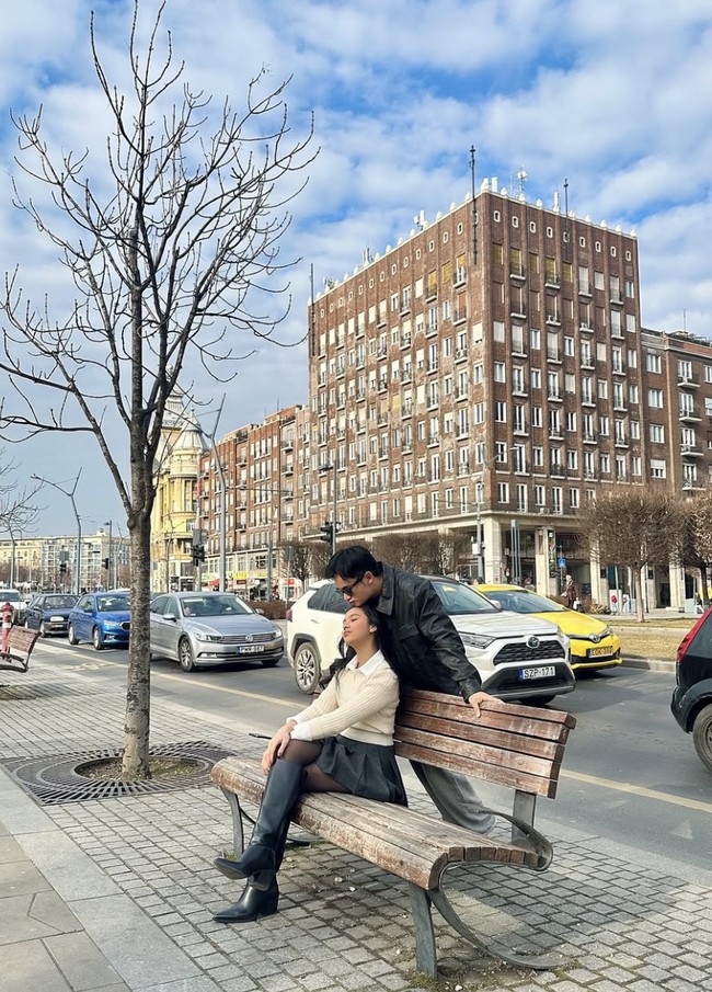 Pasangan selebriti Lyodra Ginting dan Randy Martin sudah go public dan semakin berani menunjukkan kemesraan mereka. Potret mesra liburan mereka di Budapest, Hungaria pun tak segan dipamerkan di media sosial masing-masing. Foto: dok. Instagram @randymartinnn