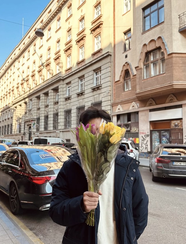 Dalam salah satu unggahan yang viral, Randy terlihat membawakan sebuket bunga untuk Lyodra, lengkap dengan kartu berisi ajakan romantis untuk menjelajahi Budapest berdua.  Foto: dok. Instagram @randymartinnn