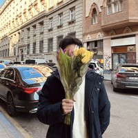 Dalam salah satu unggahan yang viral, Randy terlihat membawakan sebuket bunga untuk Lyodra, lengkap dengan kartu berisi ajakan romantis untuk menjelajahi Budapest berdua.  Foto: dok. Instagram @randymartinnn