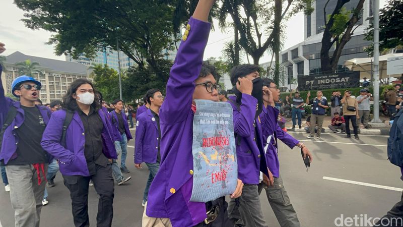 Mahasiswa demonstran berdatangan di Patung Kuda Arjuna Wijaya, Jakarta Pusat, 20 Februari 2025 sore. (Rumondang Naibaho/detikcom)