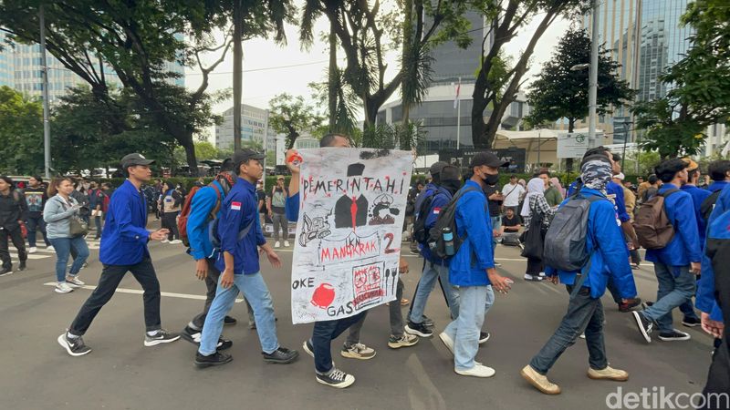 Mahasiswa demonstran berdatangan di Patung Kuda Arjuna Wijaya, Jakarta Pusat, 20 Februari 2025 sore. (Rumondang Naibaho/detikcom)