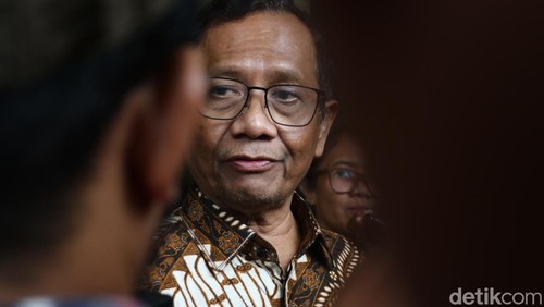 Mahfud Md saat memberikan pernyataan di Balairung UGM, Kamis (20/2/2025).