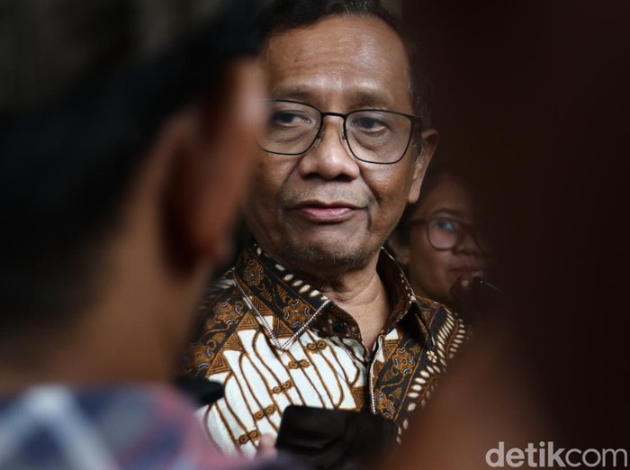 Mahfud Md saat memberikan pernyataan di Balairung UGM, Kamis (20/2/2025).