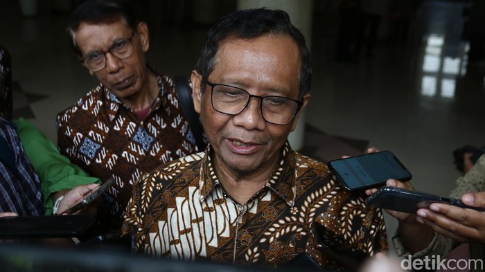 Mahfud Md saat memberikan pernyataan di Balairung UGM, Kamis (20/2/2025).