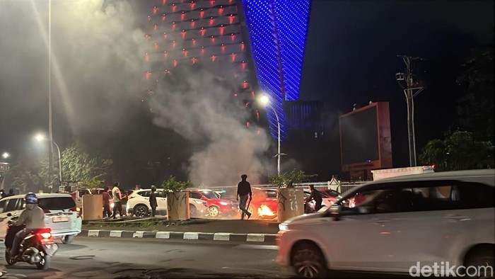 Demo mahasiswa Universitas Negeri Makassar (UNM) terkait Indonesia Gelap di Jalan AP Pettarani, Kota Makassar, Sulawesi Selatan (Sulsel) berlanjut malam ini.