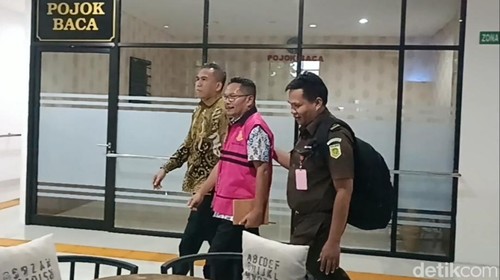 Mantan Sekda NTB, Rosyadi Husaenie Sayuti, seusai diperiksa sebagai tersangka kasus dugaan korupsi NTB City Center (NCC) yang melibatkan PT Lombok Plaza di Kejati NTB, Kamis (20/2/2025). (Foto: Edi Suryansyah/detikBali)
